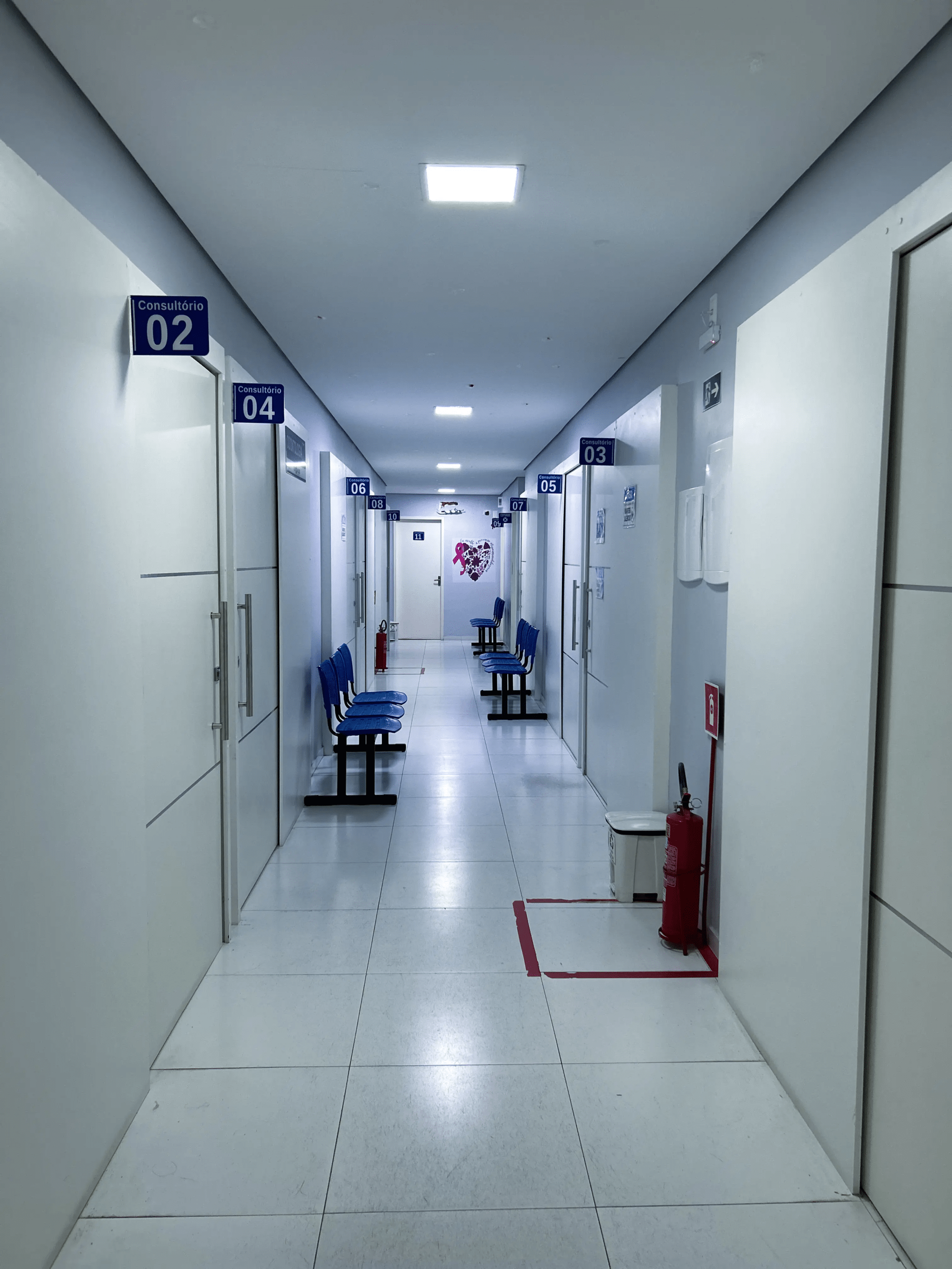Corredor com consultórios modernos da Top+ Saúde Clínica Médica Fortaleza