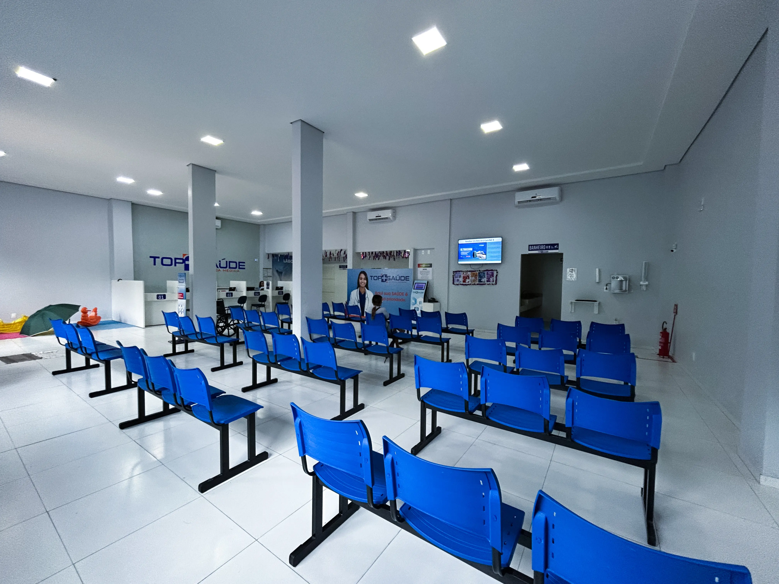 Sala de espera ampla e climatizada da Top+ Saúde em Fortaleza