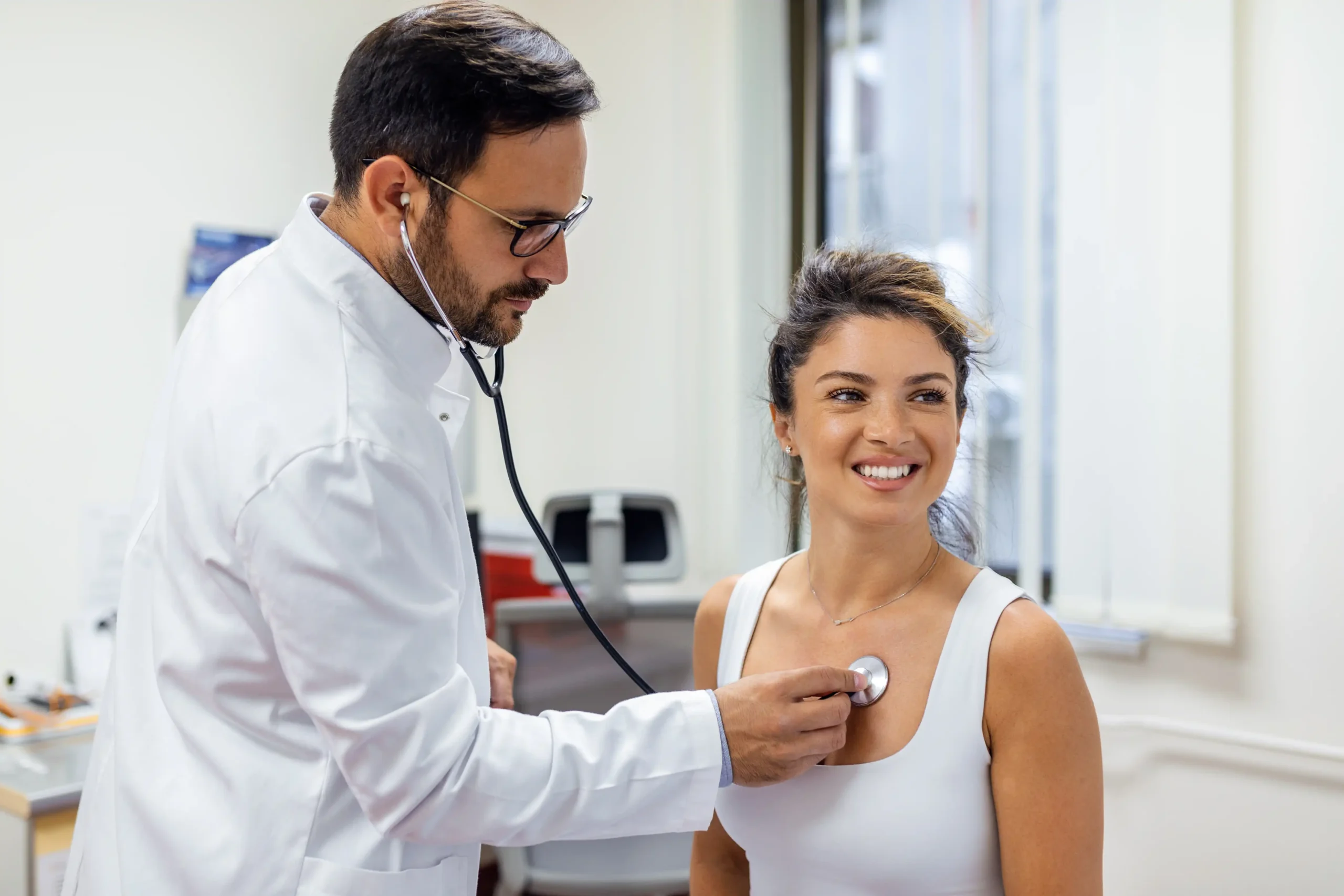 Consulta de cardiologista sendo realizada em clínica médica em Fortaleza — Top+ Saúde